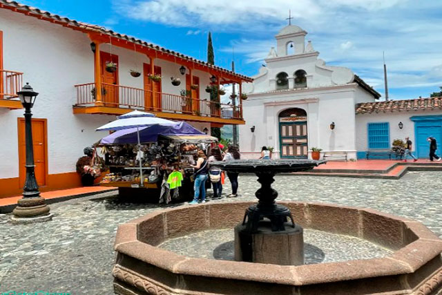 plaza pueblito paisa