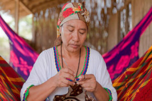 mujer tejiendo wayuu